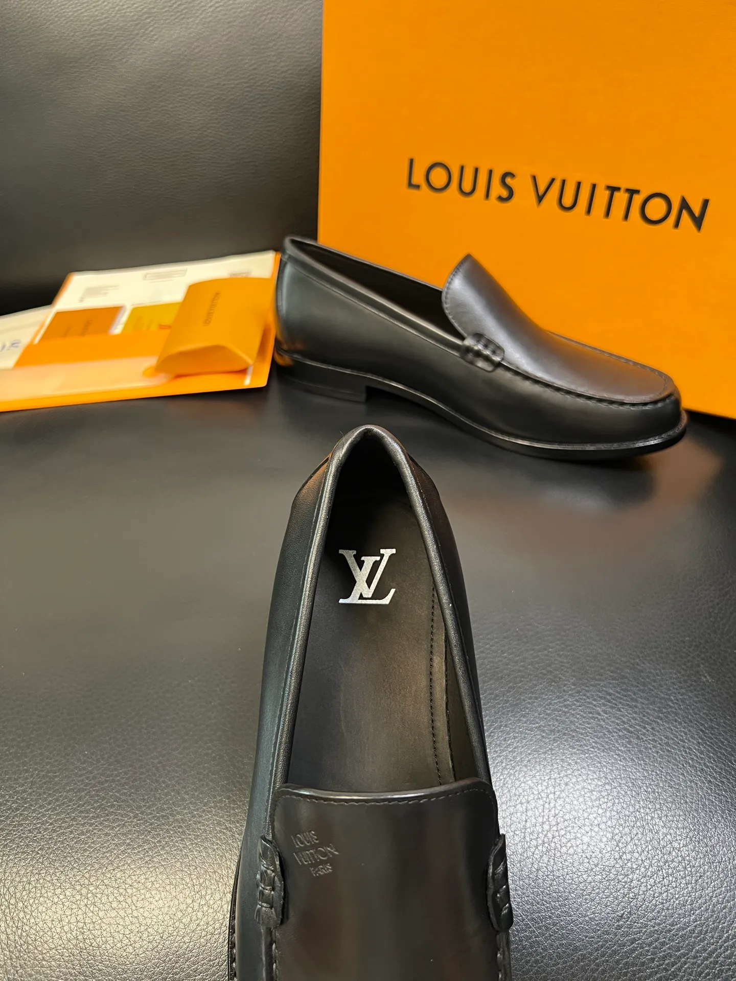 Men's shoes 💰920 Lv high quality top crafts Louis Vuitton leather shoes counter synchronized with original factory configuration, uppers imported from Italy, imported water-dyed cowhide lining, soles: original genuine leather soles specially provided by the original factory, original factory and single goods, welcome to compare, code number 39-44 (customized 38 45 46)